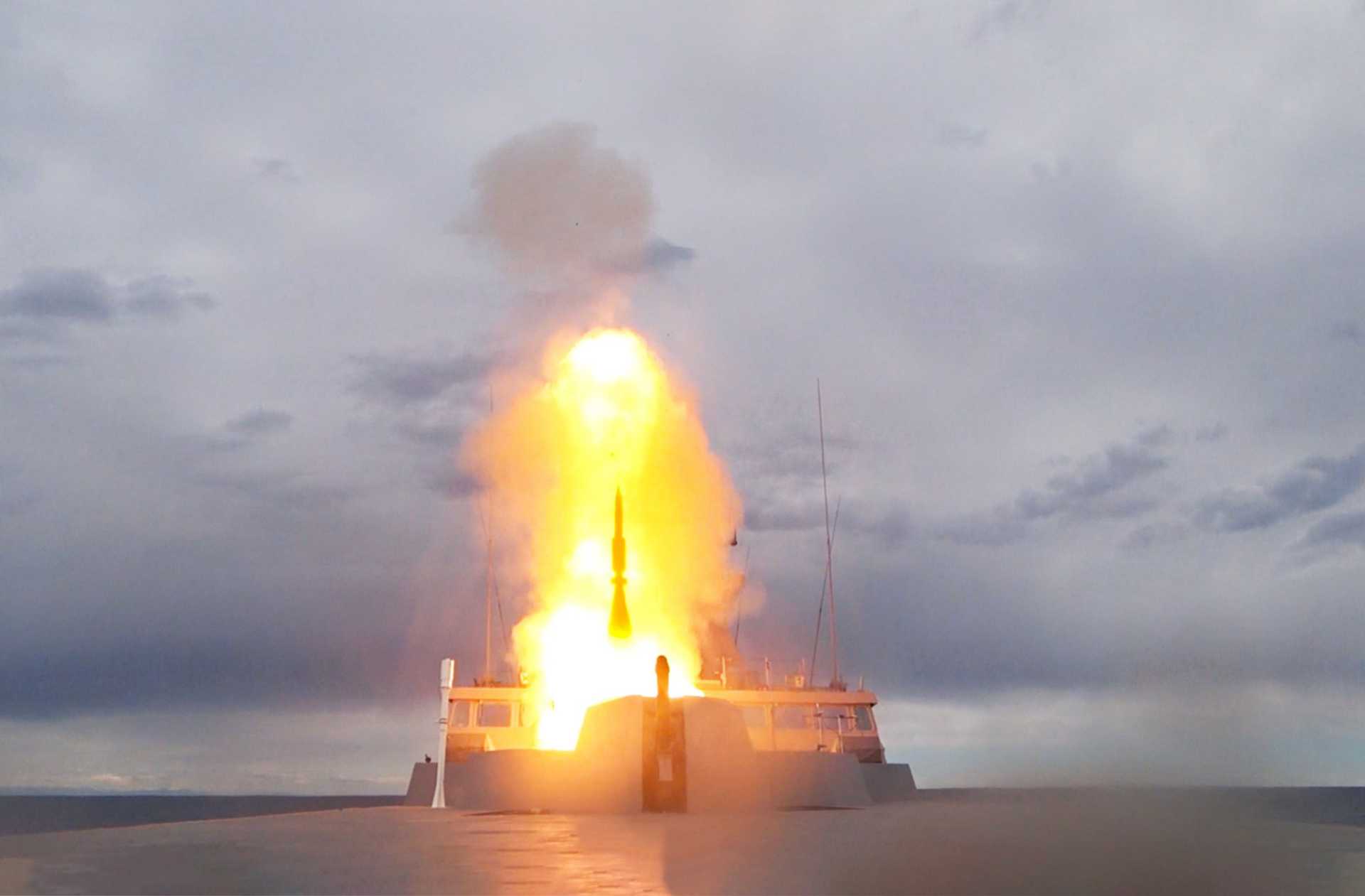 突发新闻：新加坡海军发射首枚 Aster 30 导弹 法国 强大级护卫舰摧毁无人机