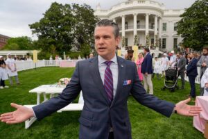 白宫在 Signal 的新指控中为 Hegseth 辩护，进行人员改革