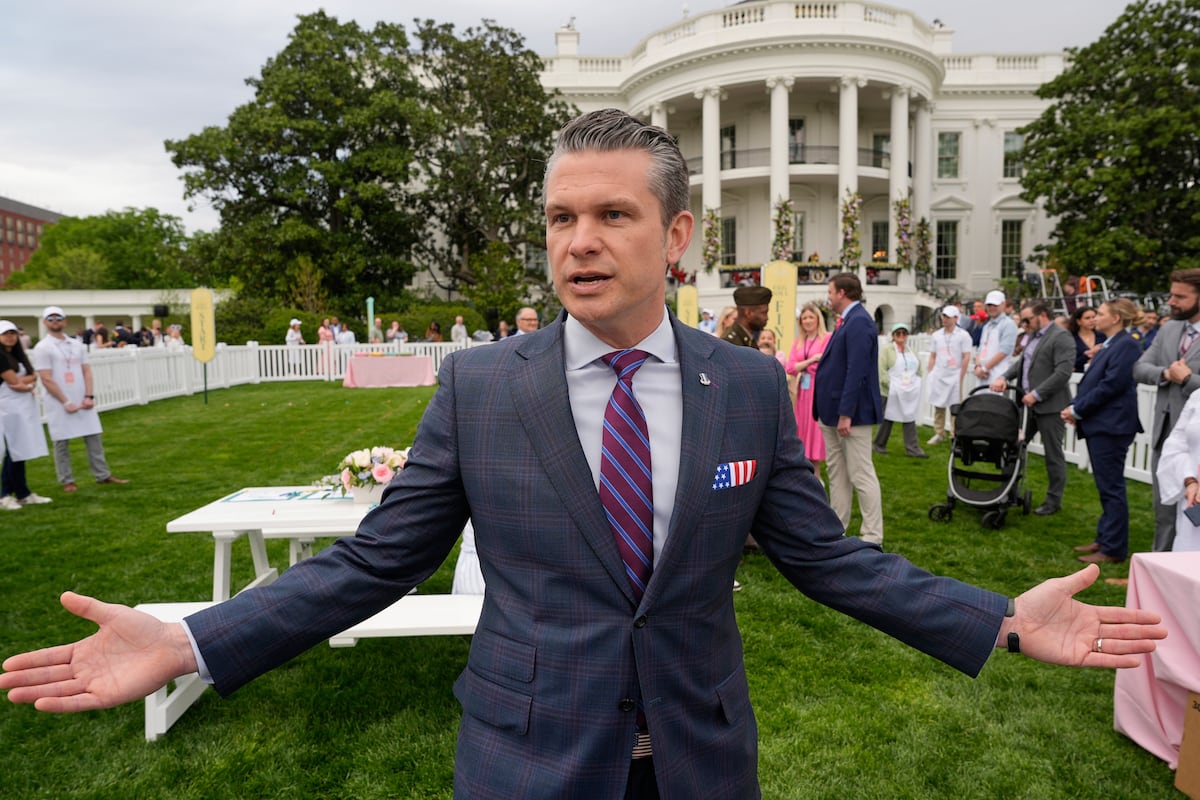 白宫在 Signal 的新指控中为 Hegseth 辩护，进行人员改革