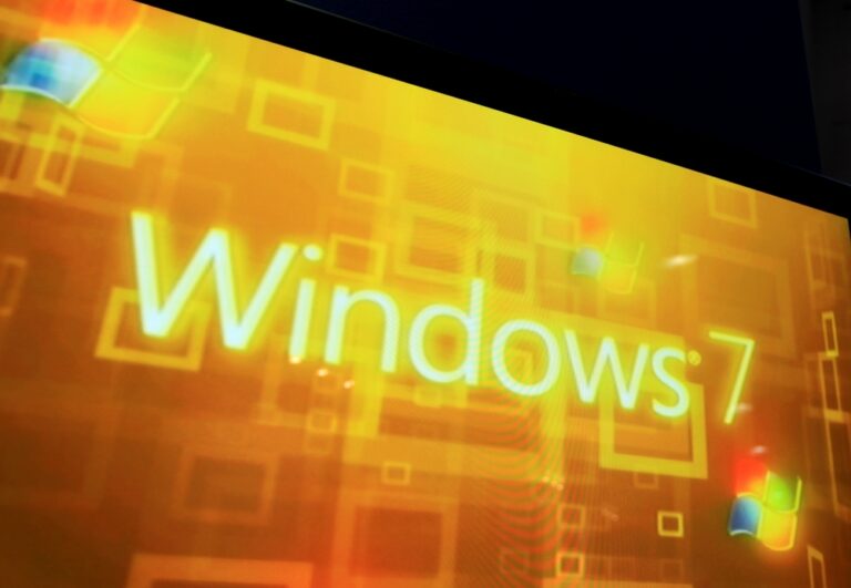 具有纯色背景的 Windows 7 用户面临登录过程延迟 – Microsoft 花了四个月的时间才修复