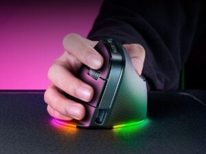 Razer 的第一款垂直游戏鼠标还配备了专用的 ChatGPT 按钮