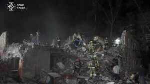突发新闻。俄罗斯导弹和无人机对基辅的袭击造成 9 人死亡，数十人受伤