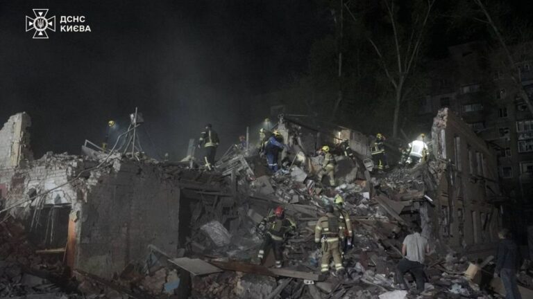 突发新闻。俄罗斯导弹和无人机对基辅的袭击造成 9 人死亡，数十人受伤
