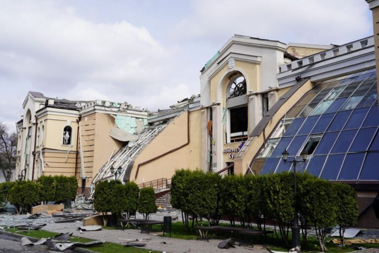 过去一天，俄罗斯在乌克兰各地的袭击造成 40 人死亡，142 人受伤
