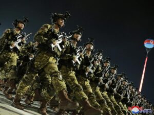 新的俄罗斯镜头显示，朝鲜军队正在使用现代步枪、榴弹发射器和反无人机战术进行训练