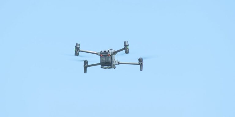 这就是家：MOV Drone Workz 协助消防部门和营救狗