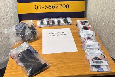 警察局调查通过无人机将毒品走私到监狱的企图，逮捕了四人