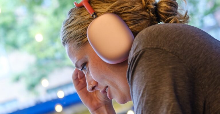 Apple 在最新的 AirPods Max 固件上磕磕绊绊
