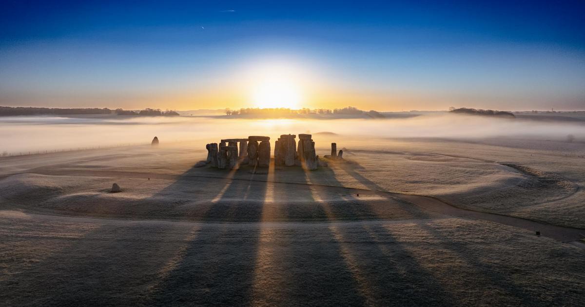 图片：无人机作员在日落时分精心拍摄巨石阵