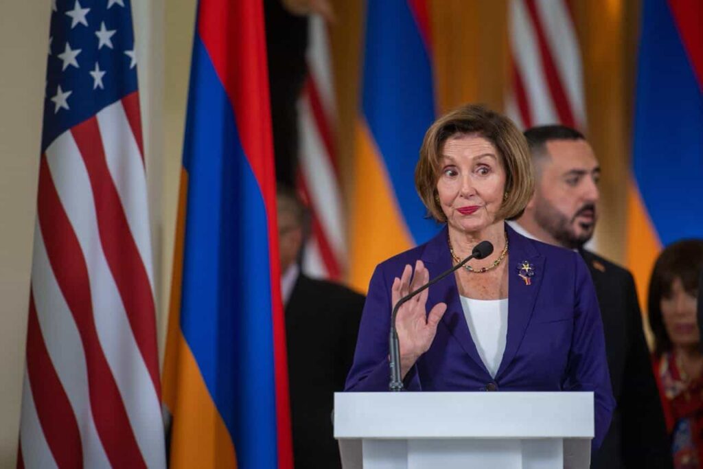 以下是南希·佩洛西 （Nancy Pelosi） 错过了提前出售这只 AI 股票的多少