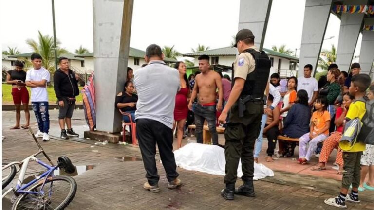 暴徒将他拖出警察局后，“英国人在厄瓜多尔被私刑并活活烧死”后展开调查