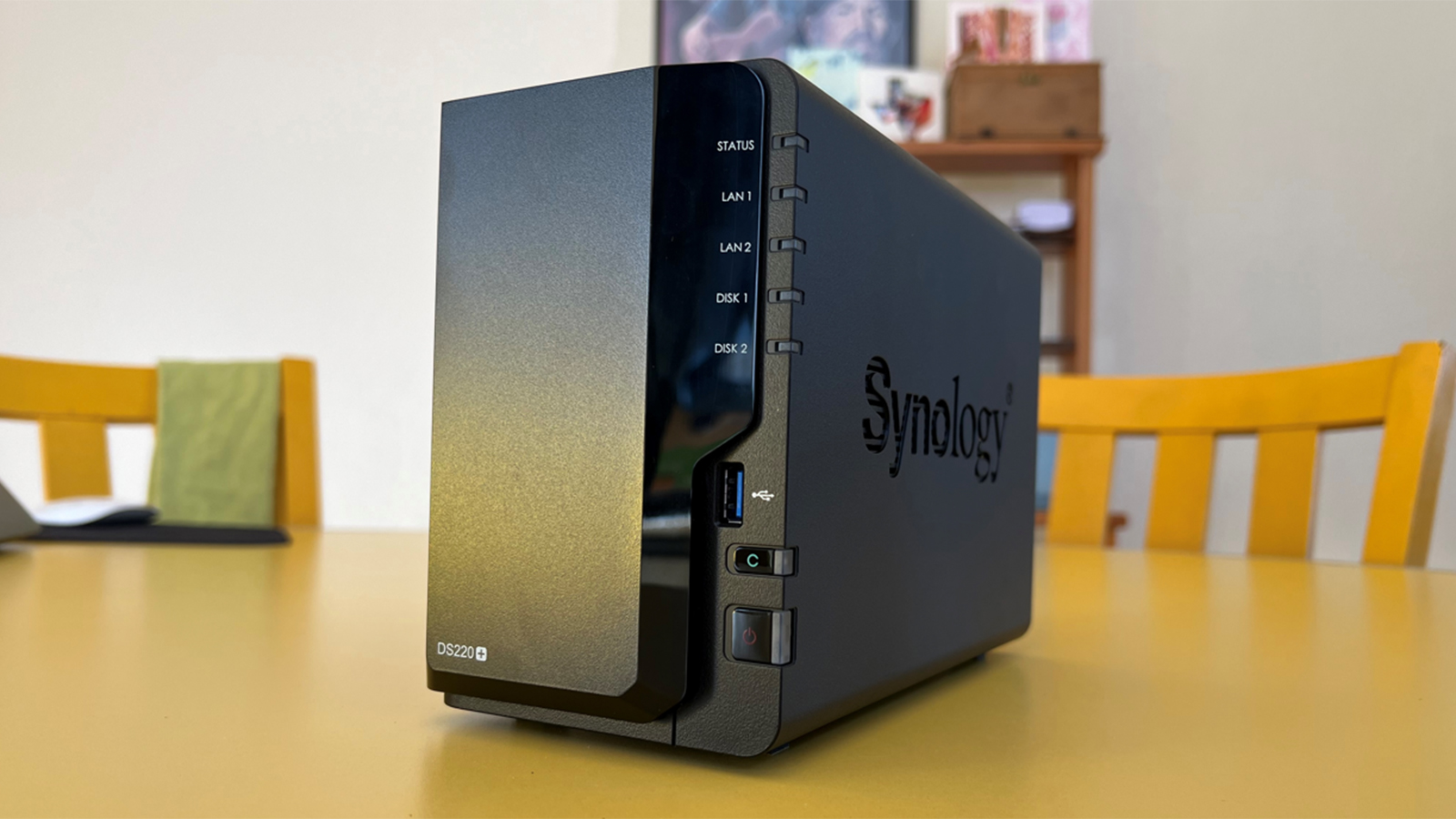 Synology 需要为某些消费类 NAS 系统提供自有品牌驱动器，放弃了完整的功能并支持第三方 HDD