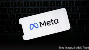 在收益方面，Meta 股票是买入、卖出还是估值合理？