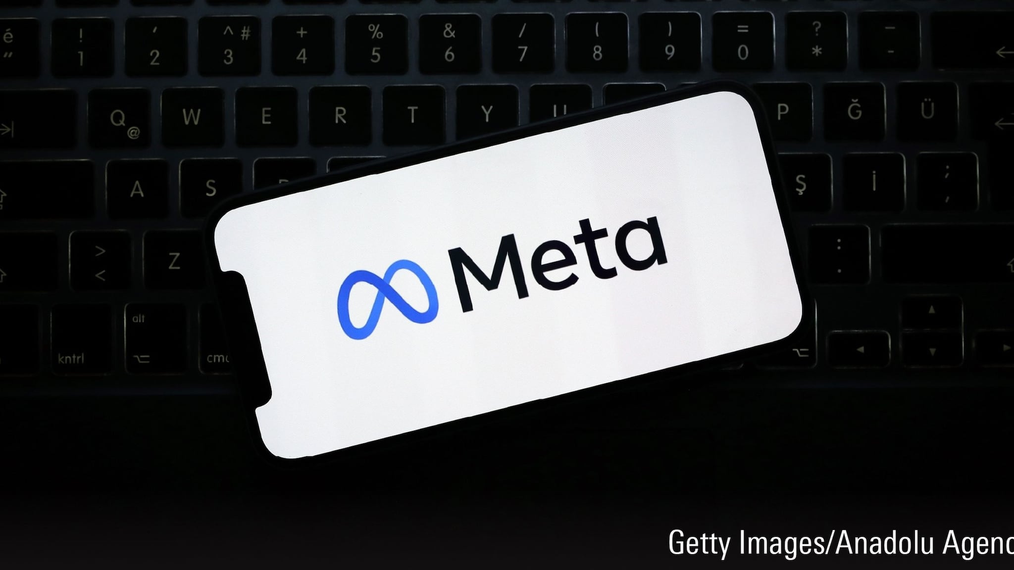 在收益方面，Meta 股票是买入、卖出还是估值合理？