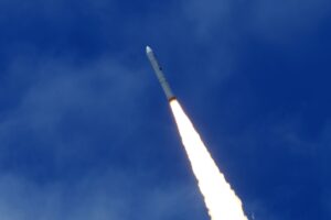 美国使用改装的维和分子弹道导弹将机密间谍卫星送入轨道