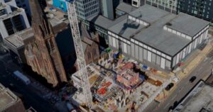观看新的市中心地标性建筑拔地而起