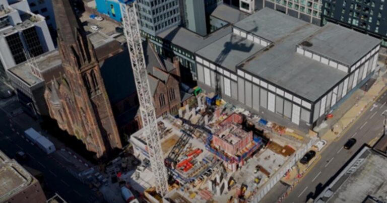 观看新的市中心地标性建筑拔地而起
