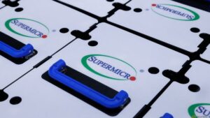 服务器制造商 Super Micro 因收入和利润估计削减而引发 AI 支出担忧
