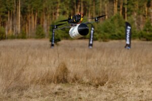 乌克兰测试射程为 20 公里的光纤 FPV 无人机