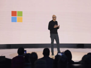 Microsoft 50 岁高龄，拨动 Copilot 行动以留在 AI 游戏中