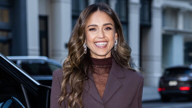 杰西卡·阿尔芭 （Jessica Alba） 在“太空旅游”的强烈反对中为 Katy Perry 和 Lauren Sanchez 的蓝色起源飞行辩护