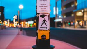 帕洛阿尔托 （Palo Alto） 的十字路口喷出来自“Zuck”和“Elon”的讽刺信息