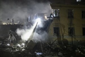 俄罗斯向乌克兰发射 200 多枚导弹，造成至少 8 人死亡，70 人受伤
