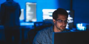 研究人员询问了近 50,000 人如何使用 AI。超过一半的员工表示，他们向老板隐瞒了这一点。