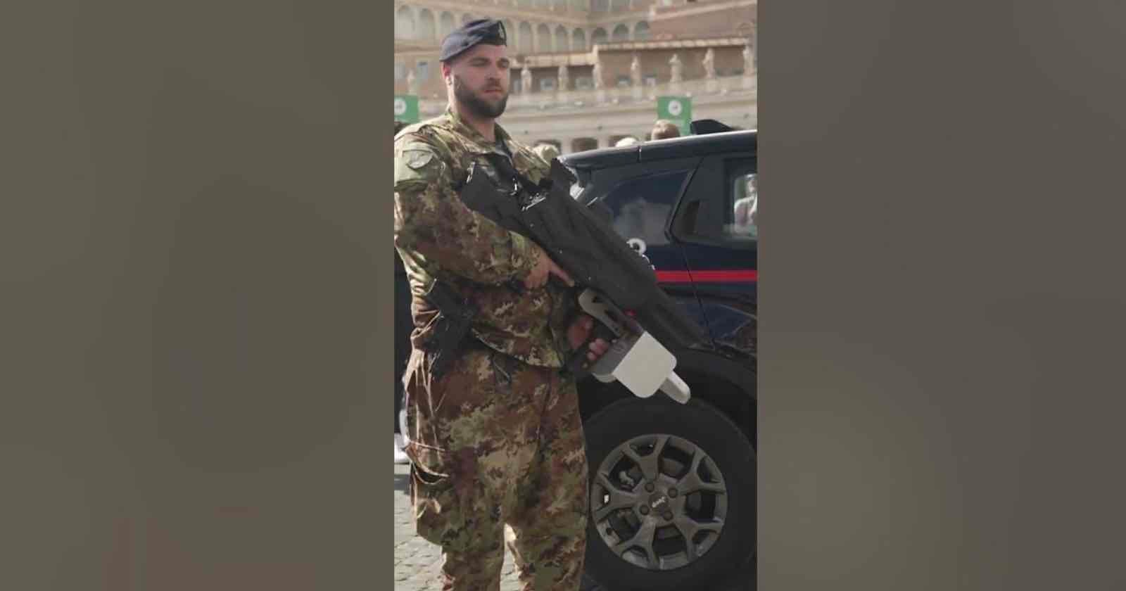 瑞士卫队士兵在教皇弗朗西斯葬礼前携带反无人机步枪