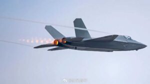 中国完成歼-35 隐形战斗机的首次电磁弹射器发射 挑战美国航母打击群