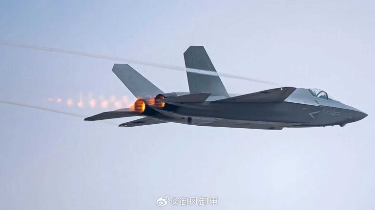 中国完成歼-35 隐形战斗机的首次电磁弹射器发射 挑战美国航母打击群