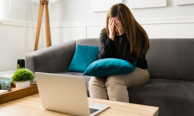 使用 ChatGPT 进行治疗？AI 聊天机器人也会感到焦虑