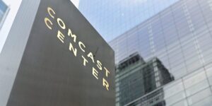 大型电话和有线电视公司正在进行一场残酷的斗争。这对你有好处。他们呢？
