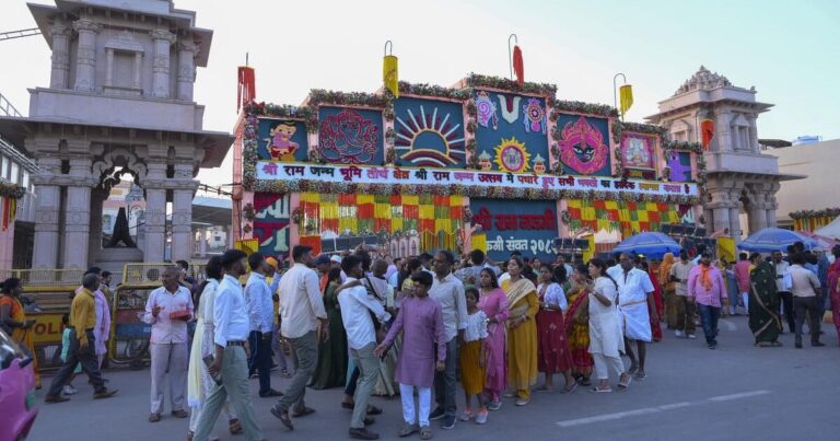 阿约提亚为盛大的 Ram Navami 做准备：无人机向信徒洒 Saryu 水，200 万个 diyas