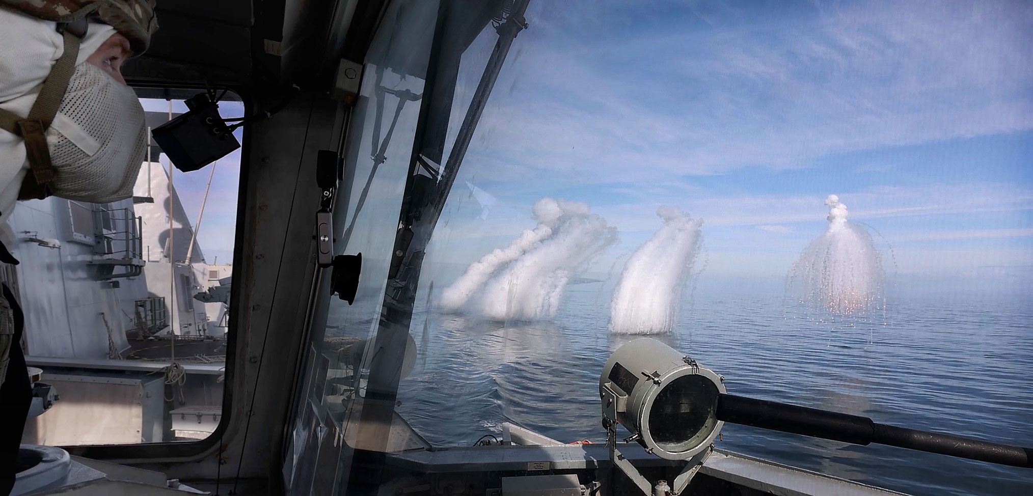 皇家海军驱逐舰 HMS Dauntless 在实弹射击演习中化解大规模无人机攻击