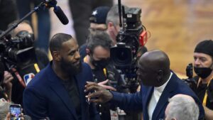 NBA 冠军滑稽地插话查理·柯克参与勒布朗-乔丹的辩论