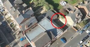 观看男子逃离大型秘密大麻工厂，警方无人机追捕他