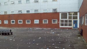 英国最好的监狱之一如何成为毒品肆虐的噩梦，一年内有 17 名囚犯死亡：谴责报告揭示了无人机通过敞开的窗户贩毒的令人震惊的监狱死亡