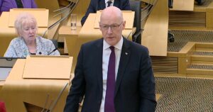 虚伪的 SNP 抱怨工党的垒球 PMQ，而 John Swinney 则受到 Nat 后座议员的同样待遇