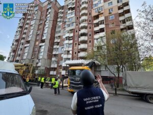 俄罗斯分三波向哈尔科夫发射了 14 架无人机和 11 枚导弹：已经有 6 人受伤，其中包括一名儿童