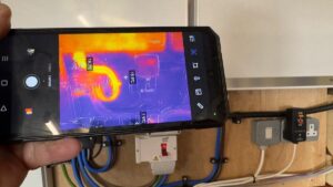 这款 Android 手机的内置热成像传感器让我措手不及 - 然后我看到了电池寿命