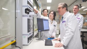 工党表示，不要用对 AI 的“过度夸大”承诺来证明削减开支的合理性：“AI 并不完美”