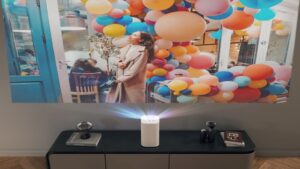 三星推出具有触摸交互功能的新款 4K 投影仪