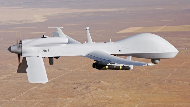 MQ-1C 灰鹰正在测试中使用地狱火导弹击落无人机