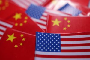 机器人和忧虑的消费者在中国嘲讽关税的 AI 视频中出镜