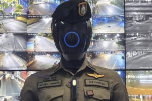 泰国推出机械战警风格的“AI 警察机器人 1.0”警官，以增强泼水节的安全性