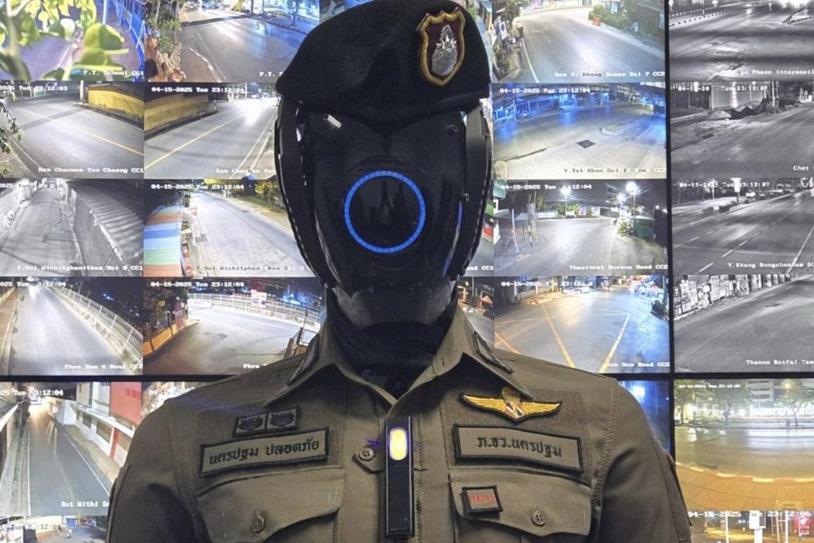 泰国推出机械战警风格的“AI 警察机器人 1.0”警官，以增强泼水节的安全性
