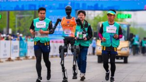 新 PR？中国人形机器人参加了他们的第一场半程马拉松比赛