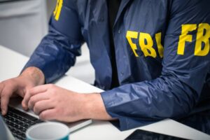 顶级网络安全棺材，妻子在 FBI 突袭住宅时失踪