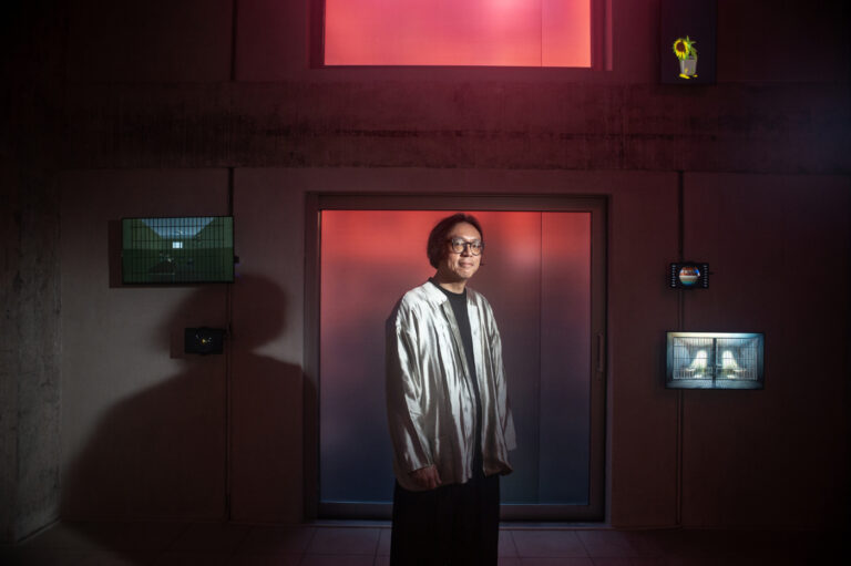 M+ 幕墙上的巨型 AI 视频艺术作品背后是什么